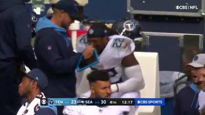 [Highlight] Today marks 60 days until the 2022 NFL Season Starts! Let’s remember this 60 yard TD run by Derrick Henry against the Seahawks last year. Henry had a big day running for 182 yards and 3 TDs, helping the Titans win, 33-30.