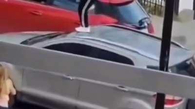 Ushuaia: Discusión de tránsito entre chicas terminó con una de las involucradas subida arriba del techo del vehículo