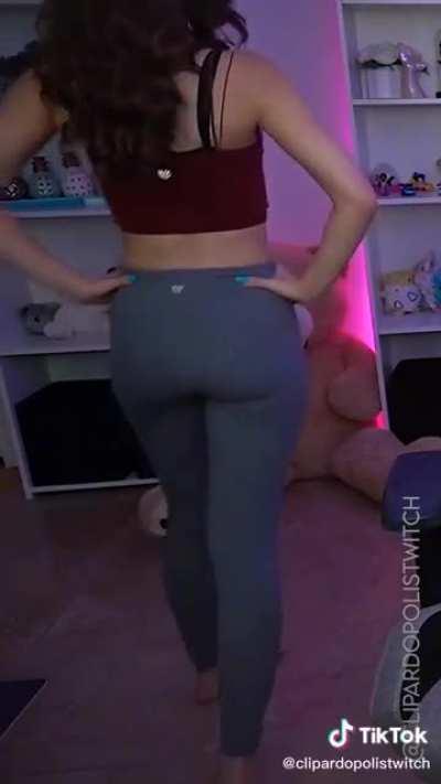 Ese culo está riquísimo, como para meter la cara