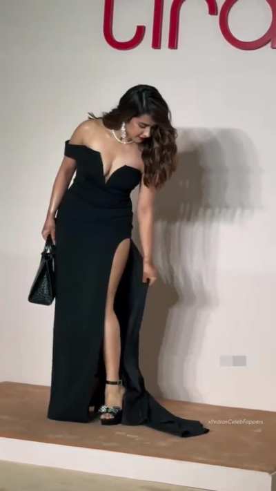 Roshni getting bolder and sexier by each day passing 