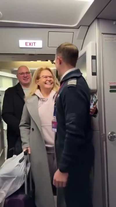 The proud moments of a mother and father who see that the pilot of the plane they boarded is their son.
