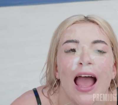 Pools in her eyes 👀🫣