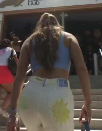 Being behind her on stairs 🥵