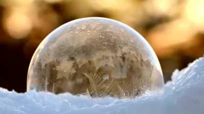 How a soap bubble freezes