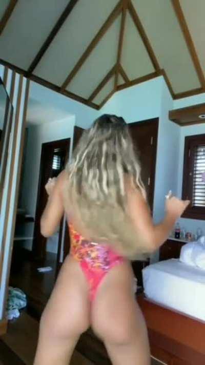 Sommer Ray wants you to pump that ass 💦💦