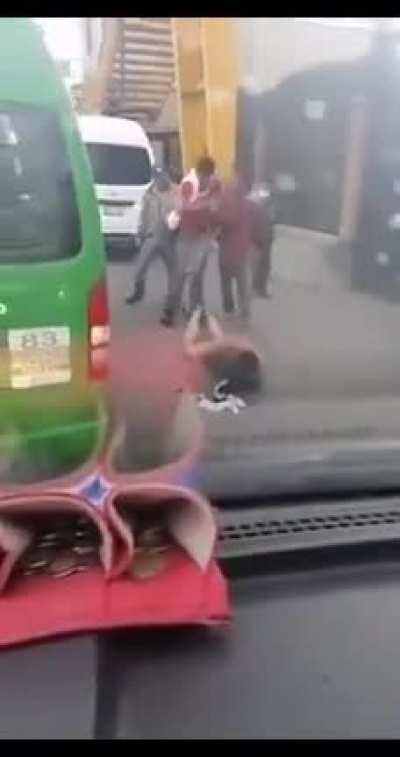 Lo que pasó después de bajar al ladrón golpeado en la combi