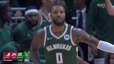 [Highlight] Dame blows the wide-open fast-break dunk