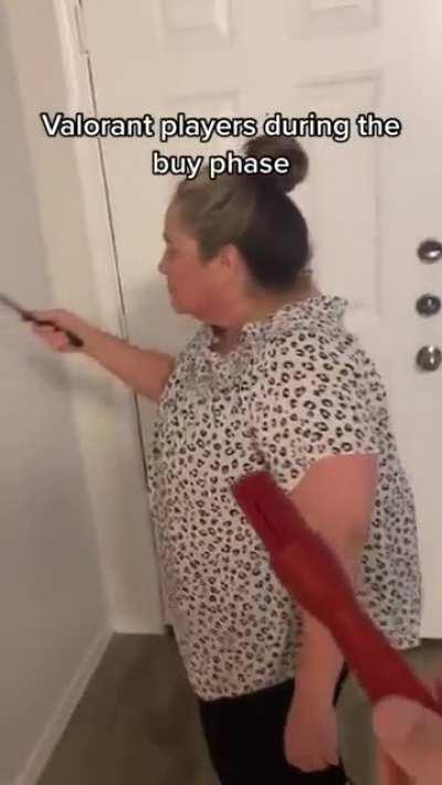 Valorant players during the buy phase, credit @tyleelive