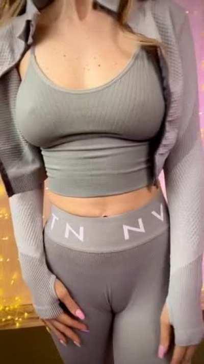 I want you to feel me through my leggings [39f]