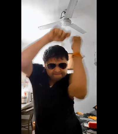 *MAI 13 SAAL KI AGE SE COOLING KAR RAHA HU MUJHE SPORT KI ZARURAT HAI PLEASE HELP ME YE LADKA MANAT KAR RAHA HA*