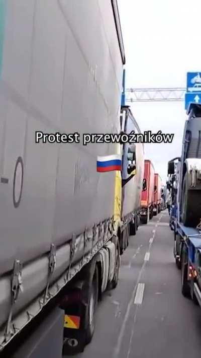 Polish truckers who do not allow Ukrainians to cross the border decided to troll them in traffic and honked the Russian anthem .