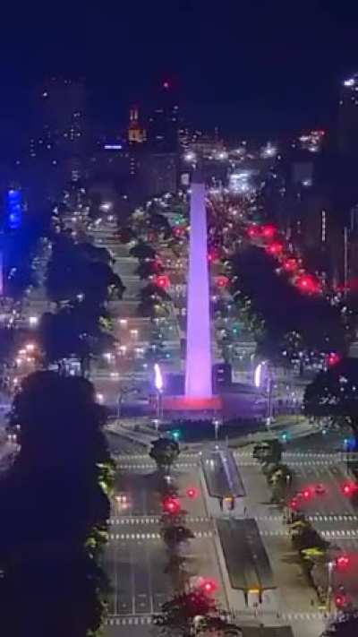 Como cada capital del mundo Buenos Aires recibe el 2025 con un show de fuegos artificiales que iluminan la noche porteña 