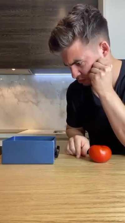 Большой помидор 🍅