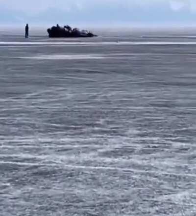 Удивительные приключения людей с излишком хромосом на Байкале. Там мужички решили прокатиться по обледеневшему озеру на, внимание, грузовике. Затея сомнительная сама по себе, так тут ещё и середина вёсны, лёд, что очевидно, уже совсем тонкий, а грузовик в