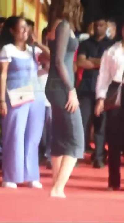 Uff just look at Kriti Sanon amazing Ass | Gand ki Maharani hai yeh isn't it ??