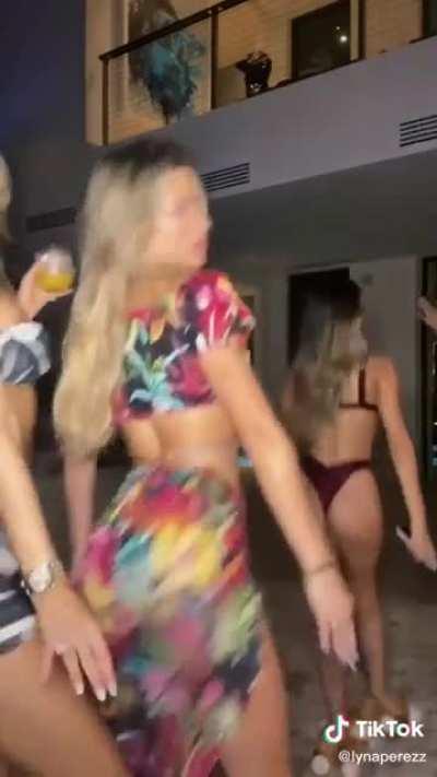 Lyna Perez (@lynaritaa)