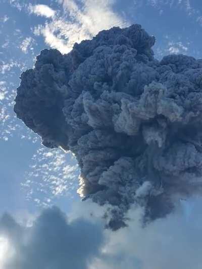 🔥 Mount Ile Lewotolok, a volcano on the Indonesian island of Lembata, erupts for the first time in 100 years.