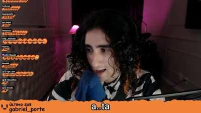 Ele precisa urgente ir num fonoaudiólogo.