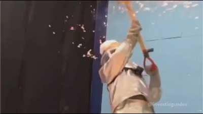 Splatting molten metal