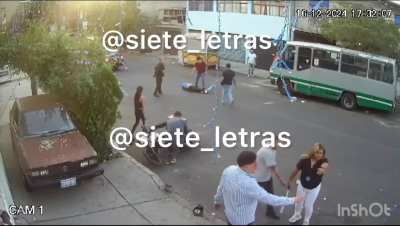 Taxi drivers at Mexico city run over some neighbors at Ajusco block and one is killed. A brawl ended up in people dodging the drivers that came back