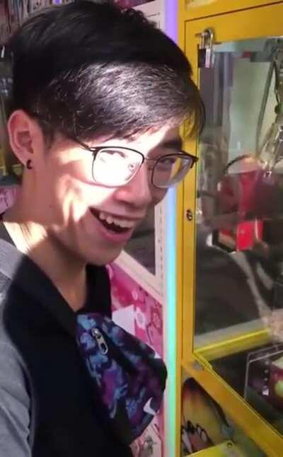 Some impressive claw machine skill