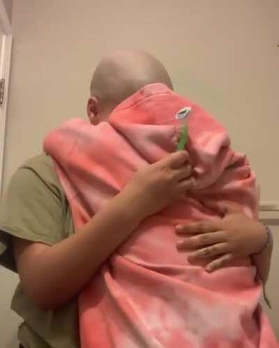 Старшая сестра побрила голову чтобы поддержать болеющую сестренку