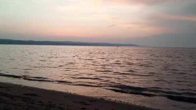 En halvminut med vågskvalp pch andra strandljud en vanlig svensk sommarkväll