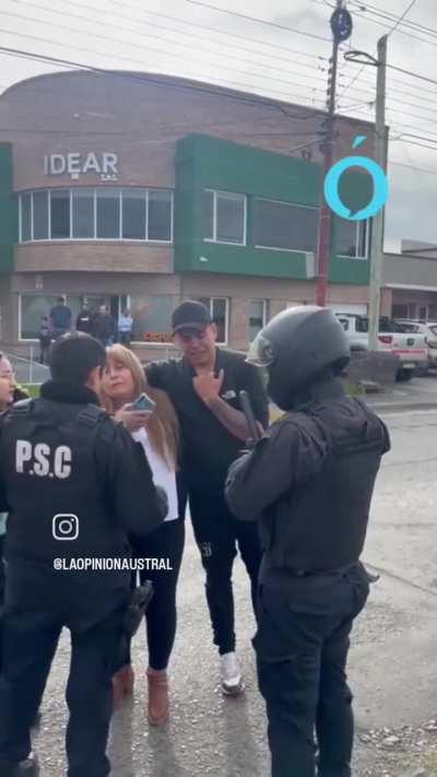 Intenta pasar con el semáforo en rojo y provoca accidente