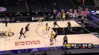 [Highlight] Rondo contests Kuzma's shot attempt by loudly yelling 