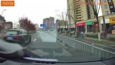 Driver attempts high speed overtake for no real reason... loses control very quickly