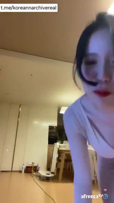 Sexy korean milf spanks herself