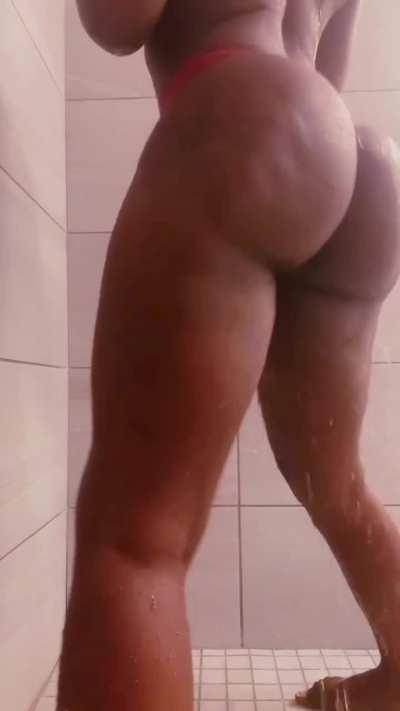 Bm.coochi shaking ass in the shower 