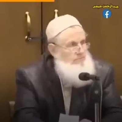 Who says that Muslims and Sheikhs are extremists?