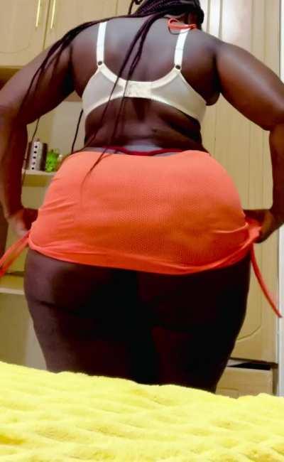 My big ass swallows this tiny G-string 🙈🍑