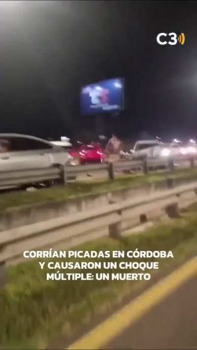 Picada Ilegal en la AU Cordoba - Villa Allende deja como saldo un choque multiple y un motociclista fallecido