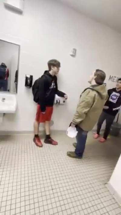 bro in the black got caught talking to 12 year old girls on snap when he was 16, tried to fuck them and got his ass beat 😭