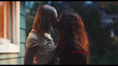 Zendaya giving Hunter Schafer a handjob 