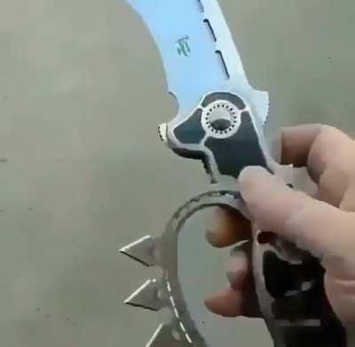 How do you even hold that without cutting yourself