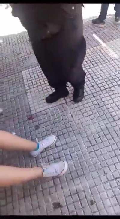 Golpearon a una chica que estaba repartiendo votos de La Libertad Avanza en calle Laprida, Lomas de Zamora.