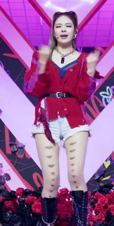 ITZY Lia - Jiggly thighs