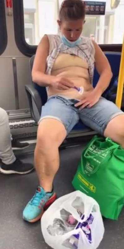 Shaving your 🐱 on the train