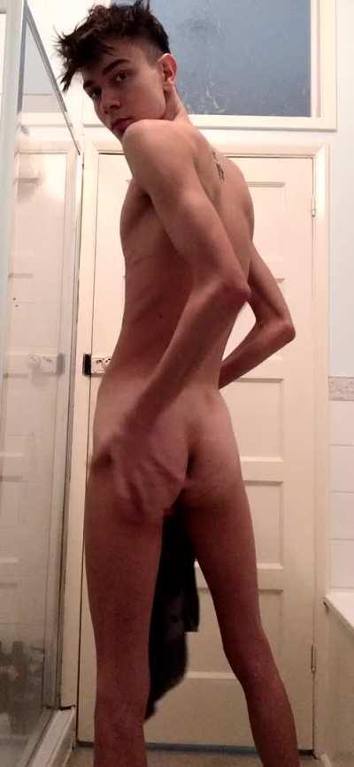 [20] Damn are u peeping at my hole?😏🤔