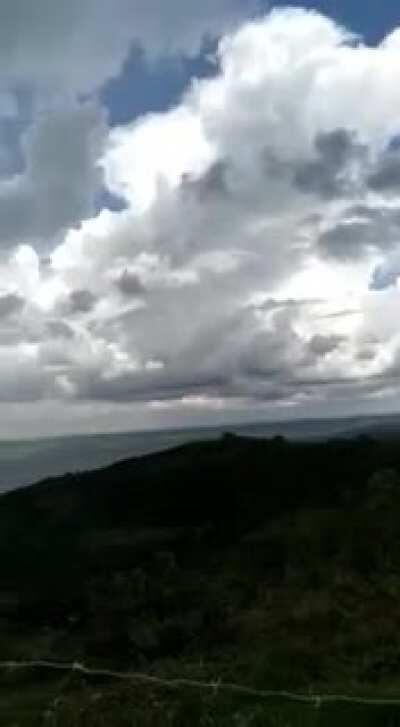 Já que eu não sei oq por no título uma pergunta kpopper ou otaku qm é mais insuportável ?