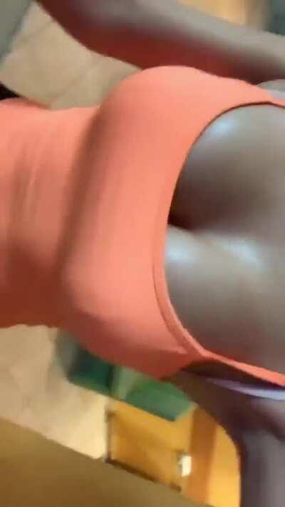 How to distract all the guys in the gym 😋