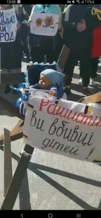 Ukrainian civilians in Kherson play 