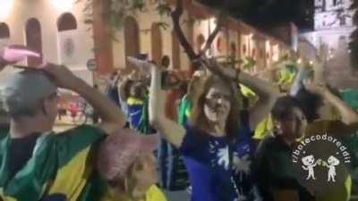 É sério, é transe coletivo né?