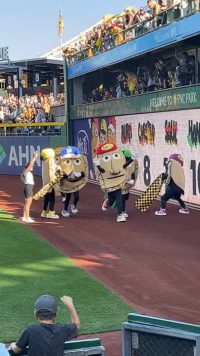 [Highlight] Pittsburgh Pierogis get liquid thrown on them as Sauerkraut Sal wins the race at PNC Park.