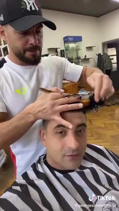 Românește: Să te pișăm în freză, Simioane!