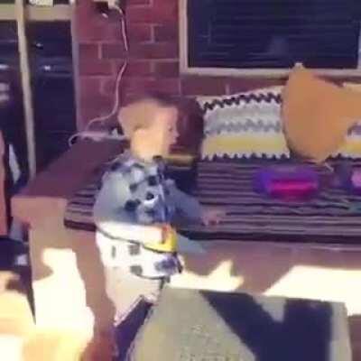 Как отучить ребёнка от пилы и научить сраться и заикаться