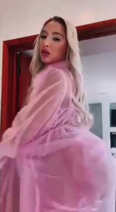 She knows how to tease 😁